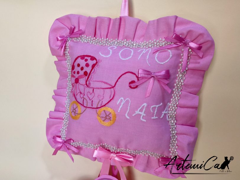 Cuscino Dolce Benvenuto: Fiocco Nascita Handmade Morbido e personalizzabile