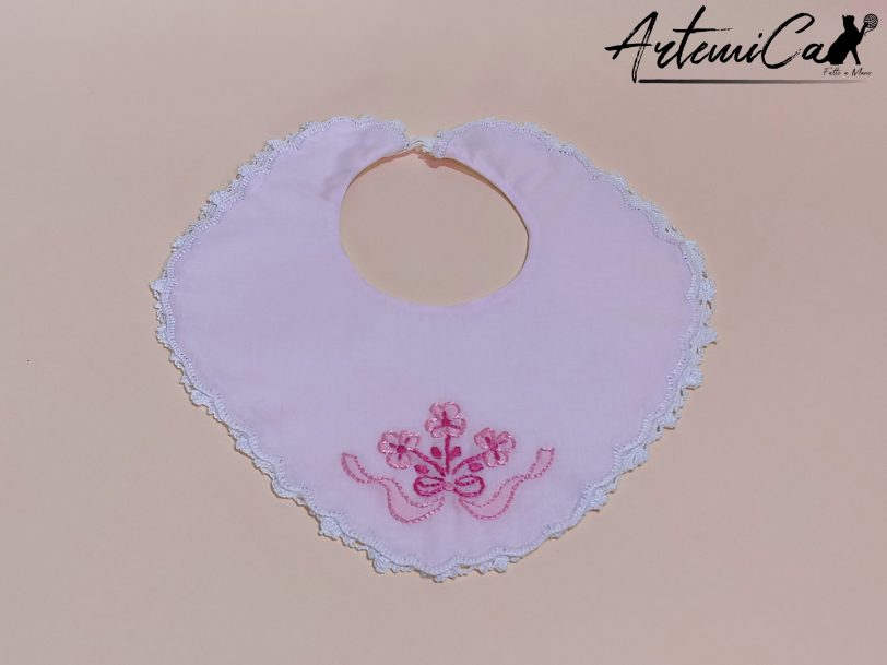 Bavaglino Rosa Chic con Ricamo Floreale Fatto a Mano