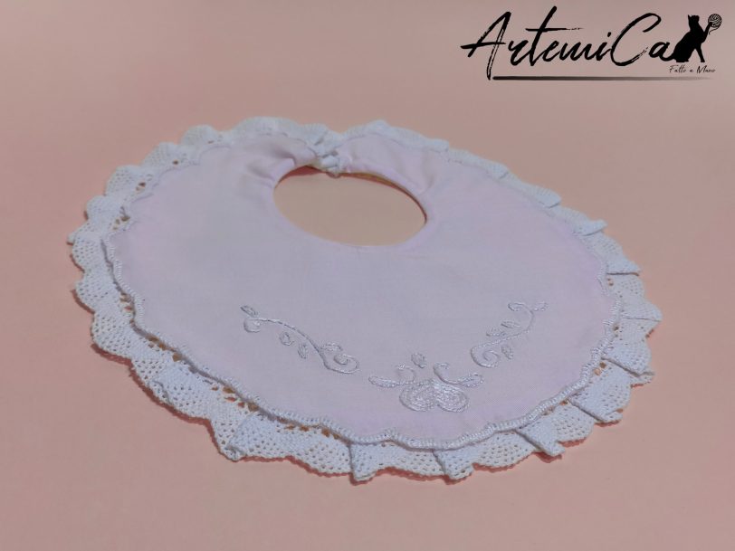 Bavaglino Rosa Elegance con Ricamo Floreale Fatto a Mano