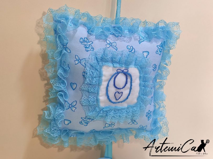 Cuscino Dolce Benvenuto: Fiocco Nascita Handmade Morbido e personalizzabile