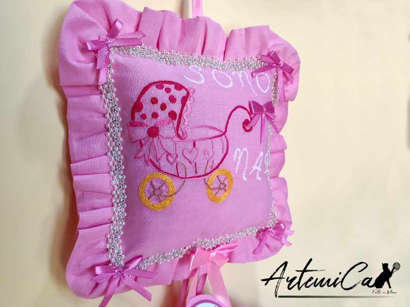 Cuscino Dolce Benvenuto: Fiocco Nascita Handmade Morbido e personalizzabile