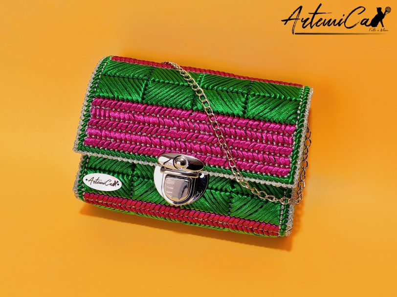 borsa a tracolla Sogno Smeraldo, ricamata a mano su canvas con colori fucsia e verde, dettagli in argento e catenina lunga in argento