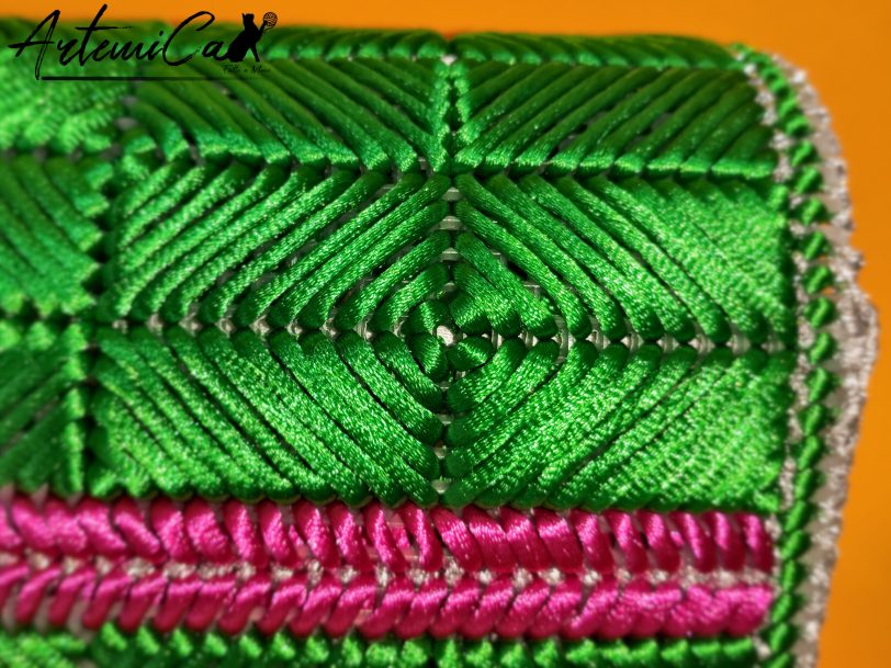 borsa a tracolla Sogno Smeraldo, ricamata a mano su canvas con colori fucsia e verde, dettagli in argento e catenina lunga in argento