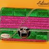 borsa a tracolla Sogno Smeraldo, ricamata a mano su canvas con colori fucsia e verde, dettagli in argento e catenina lunga in argento