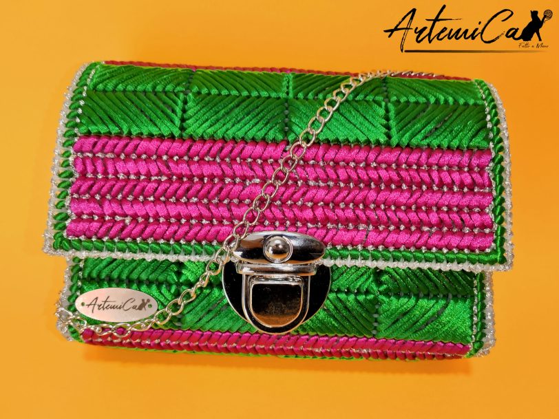 borsa a tracolla Sogno Smeraldo, ricamata a mano su canvas con colori fucsia e verde, dettagli in argento e catenina lunga in argento