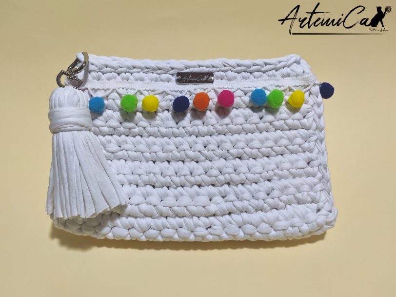 Clutch Fatta a Mano all'Uncinetto: Vivacità in Bianco