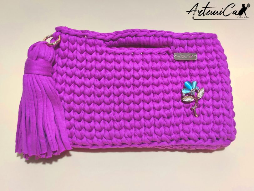 Borsa Fucsia Uncinetto fatta a mano in fettuccia, con manico integrato e ciondolo decorativo