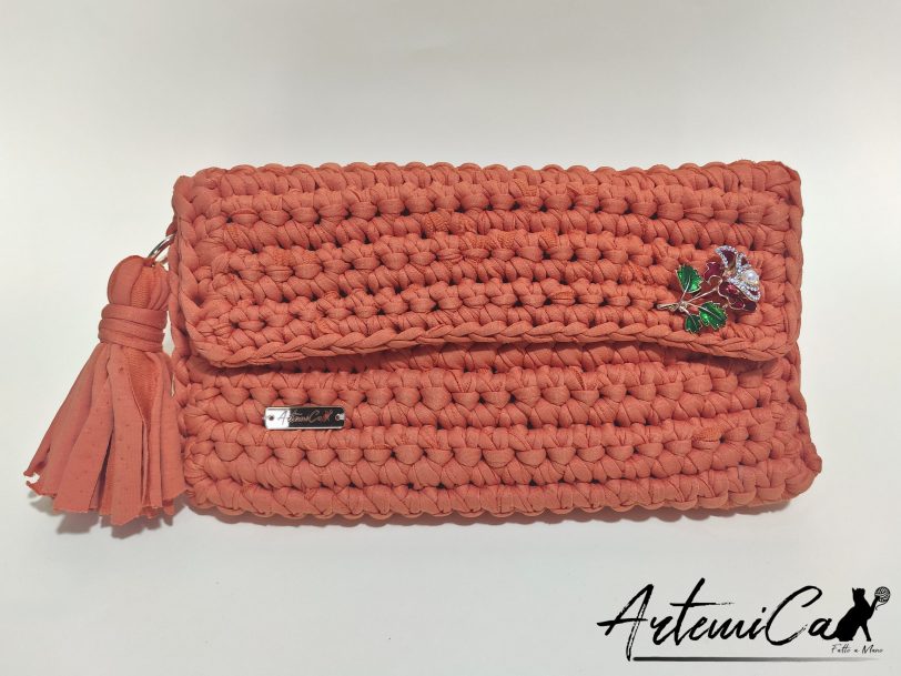 Clutch fatta a mano: Tangerine Twist: Bag all'uncinetto in fettuccia - un'Esplosione di Colore e Stile