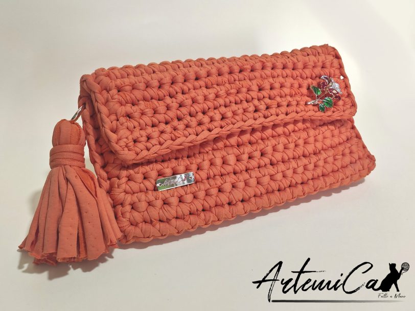 Clutch fatta a mano: Tangerine Twist: Bag all'uncinetto in fettuccia - un'Esplosione di Colore e Stile
