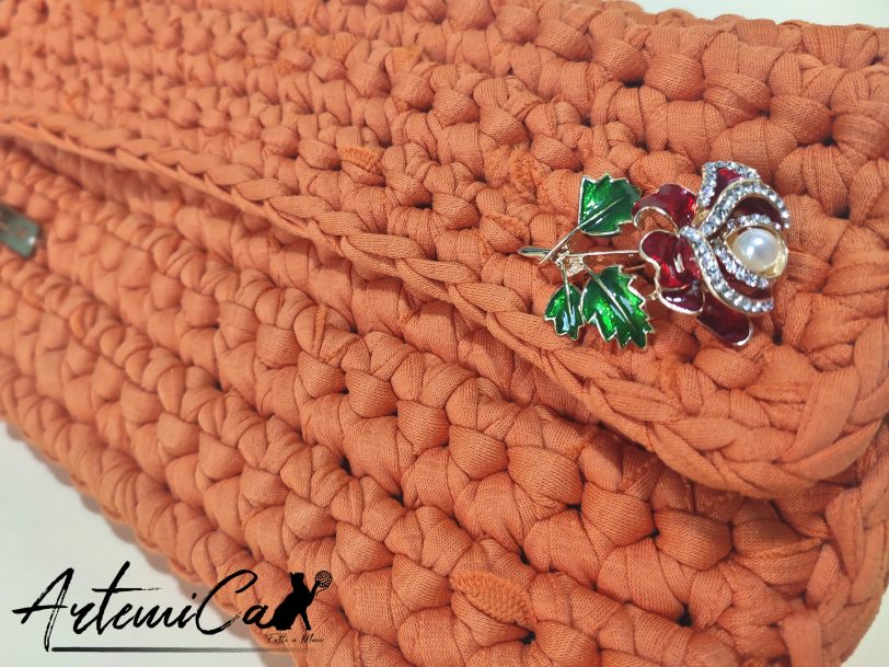Clutch fatta a mano: Tangerine Twist: Bag all'uncinetto in fettuccia - un'Esplosione di Colore e Stile