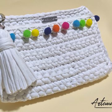 Clutch Fatta a Mano all'Uncinetto: Vivacità in Bianco