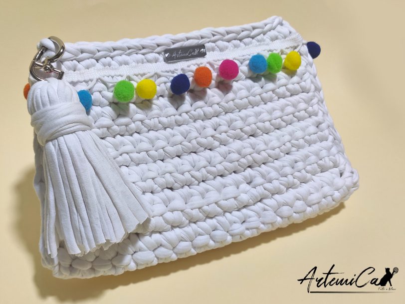 Clutch Fatta a Mano all'Uncinetto: Vivacità in Bianco
