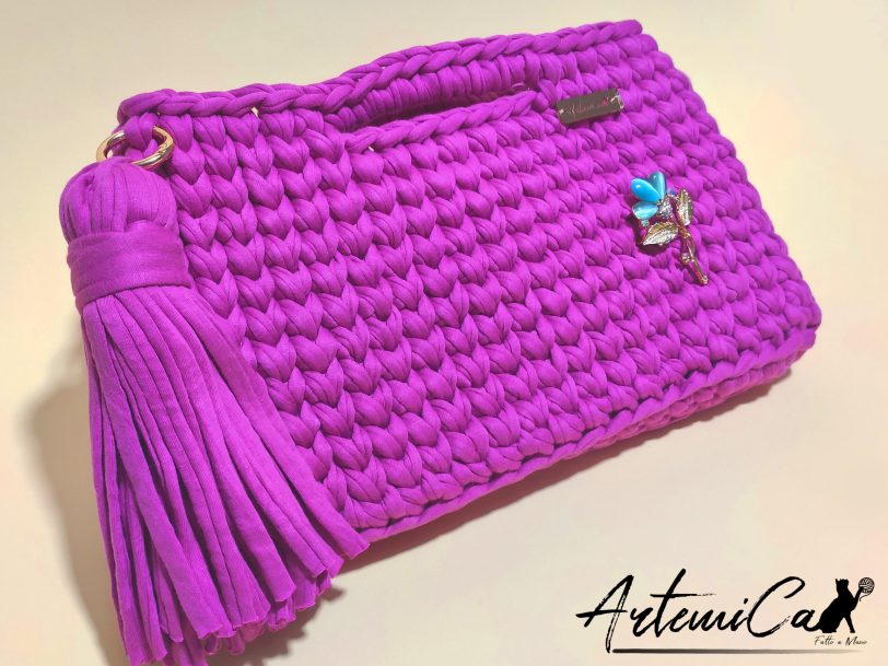 Dettaglio Borsa Fucsia Uncinetto in fettuccia, con manico integrato e ciondolo decorativo