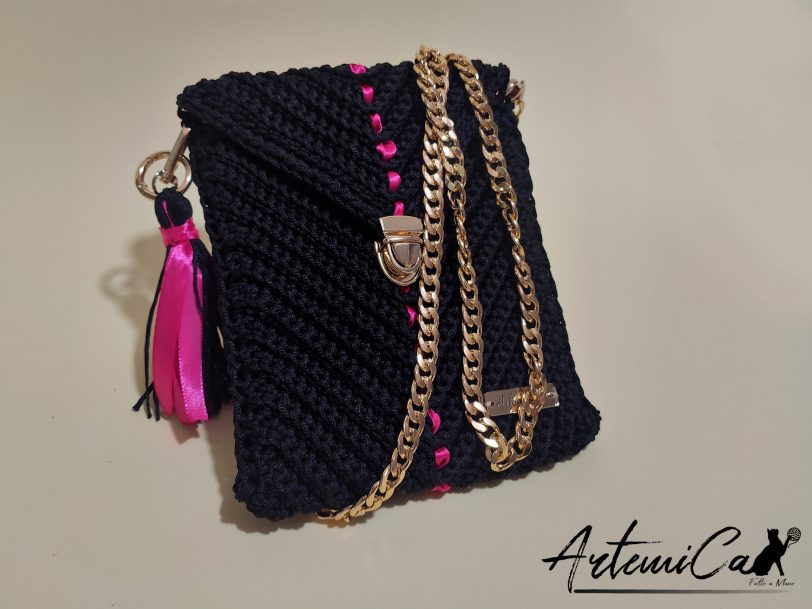 Portacellullare fatto a mano all'uncinetto: Fucsia Noir Flair