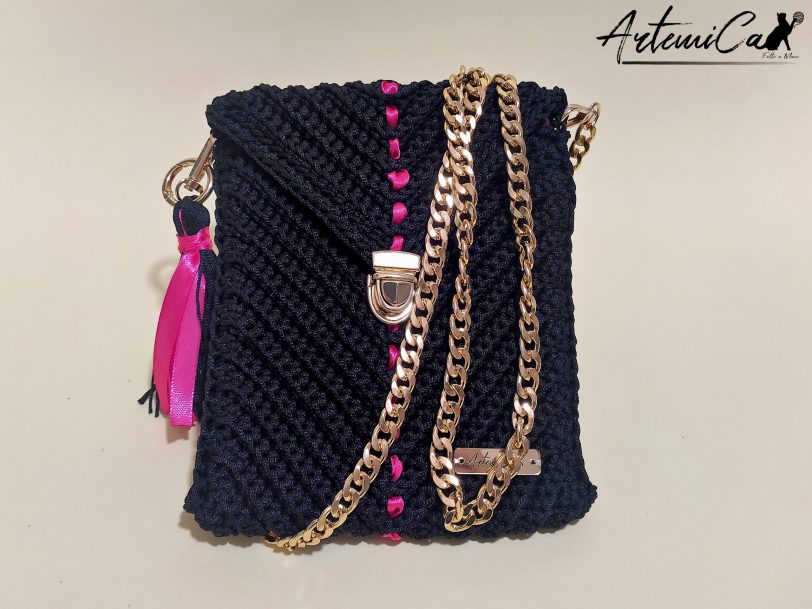 Portacellullare fatto a mano all'uncinetto: Fucsia Noir Flair