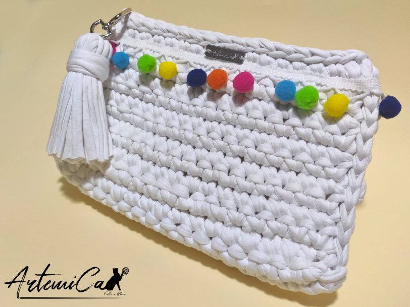 Clutch Fatta a Mano all'Uncinetto: Vivacità in Bianco