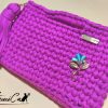 Dettaglio Borsa Fucsia Uncinetto fatta a mano in fettuccia, con manico integrato e ciondolo decorativo
