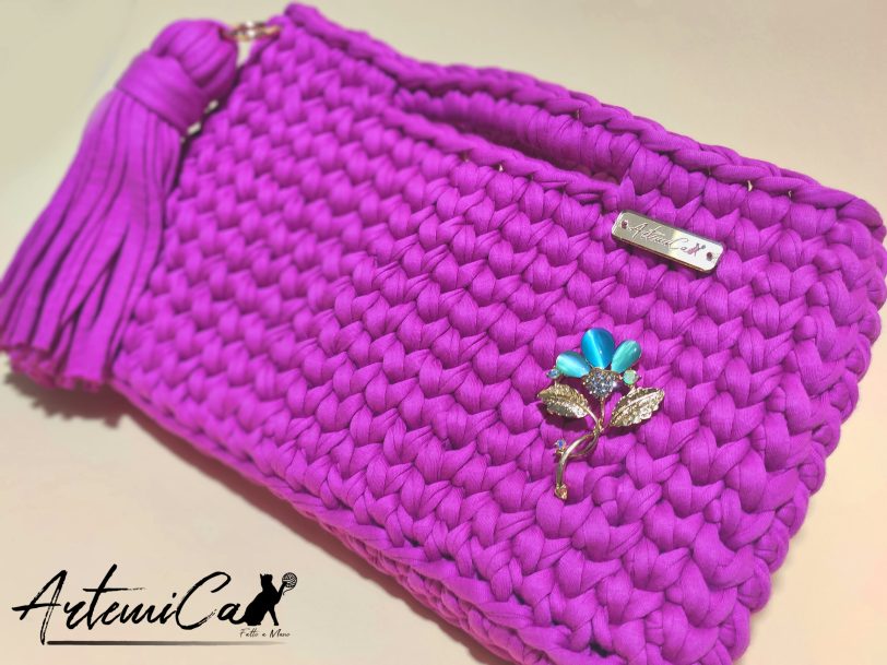 Dettaglio Borsa Fucsia Uncinetto fatta a mano in fettuccia, con manico integrato e ciondolo decorativo