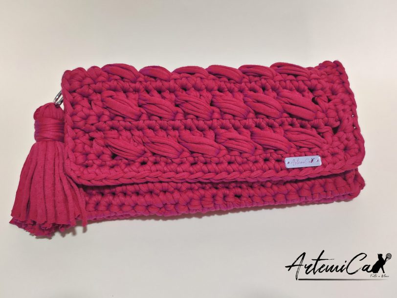 Clutch fatta a mano in fettuccia bordeaux: Passione Intrecciata