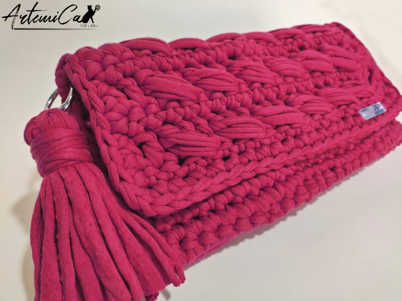 Clutch fatta a mano in fettuccia bordeaux: Passione Intrecciata