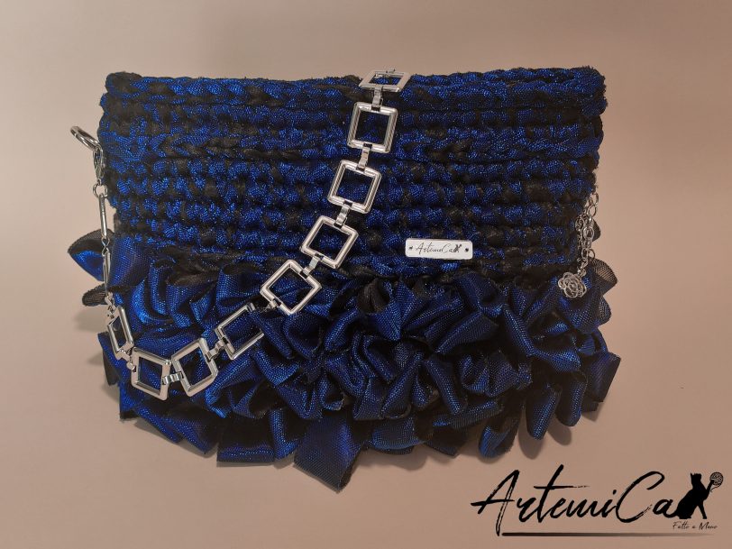 Ruches d’Incanto: Pochette Elegante in Fettuccia Blu e Nero Fatta a Mano