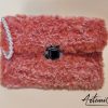 Soffice Abbraccio: Clutch Artigianale in Pelliccia Corallo con Perle e Fibbia Elegante