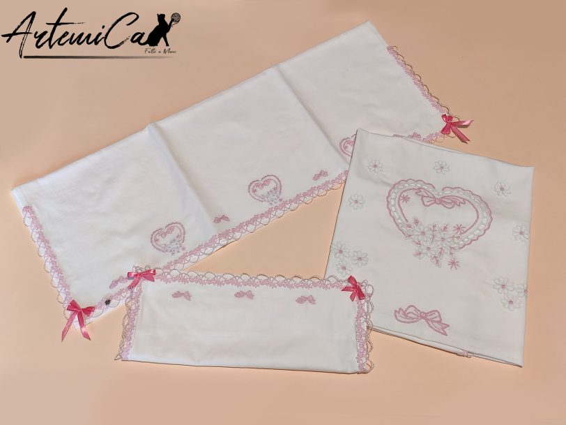 Incanto di Cuori: "Set Lenzuola e Copertina con Cuori e Margherite Ricamate a Mano
