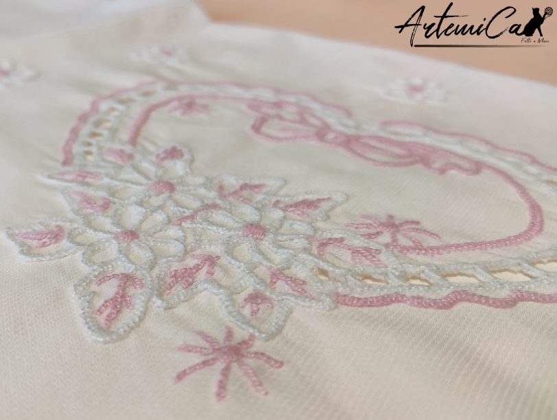 Incanto di Cuori: "Set Lenzuola e Copertina con Cuori e Margherite Ricamate a Mano