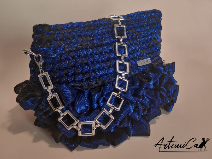 Ruches d’Incanto: Pochette Elegante in Fettuccia Blu e Nero Fatta a Mano
