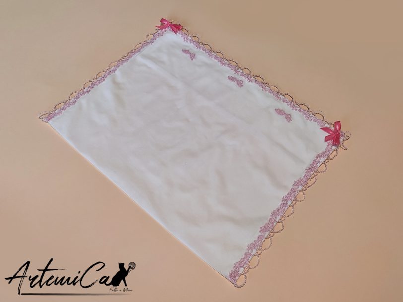 Incanto di Cuori: "Set Lenzuola e Copertina con Cuori e Margherite Ricamate a Mano