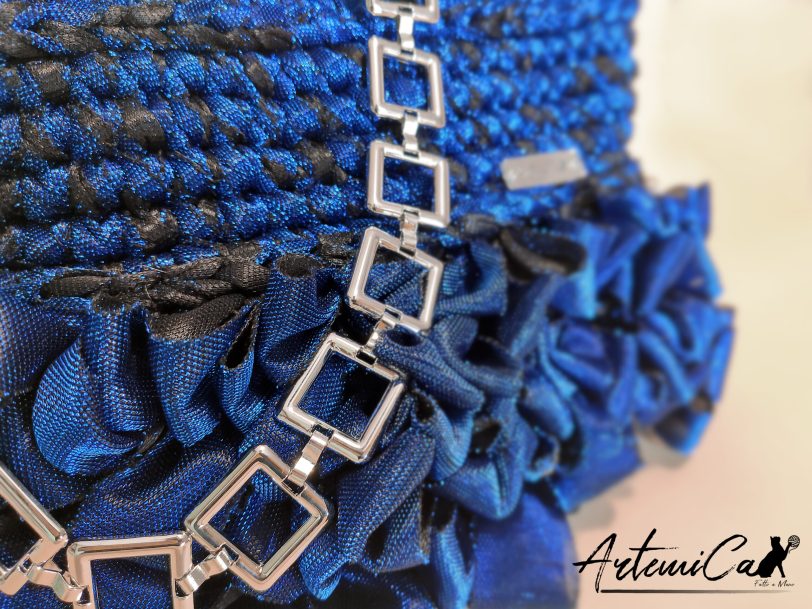Ruches d’Incanto: Pochette Elegante in Fettuccia Blu e Nero Fatta a Mano