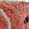 Soffice Abbraccio: Clutch Artigianale in Pelliccia Corallo con Perle e Fibbia Elegante