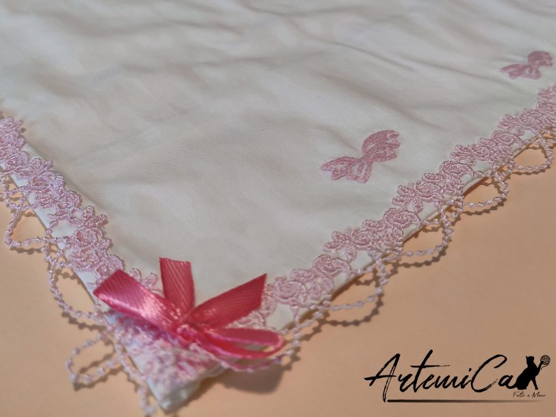 Incanto di Cuori: "Set Lenzuola e Copertina con Cuori e Margherite Ricamate a Mano