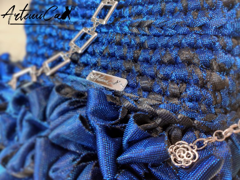 Ruches d’Incanto: Pochette Elegante in Fettuccia Blu e Nero Fatta a Mano