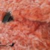 Soffice Abbraccio: Clutch Artigianale in Pelliccia Corallo con Perle e Fibbia Elegante