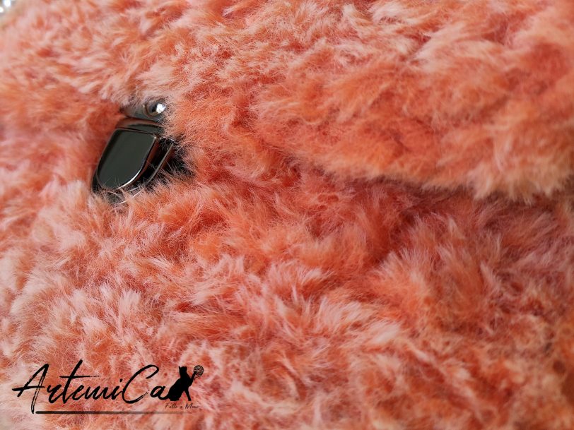 Soffice Abbraccio: Clutch Artigianale in Pelliccia Corallo con Perle e Fibbia Elegante
