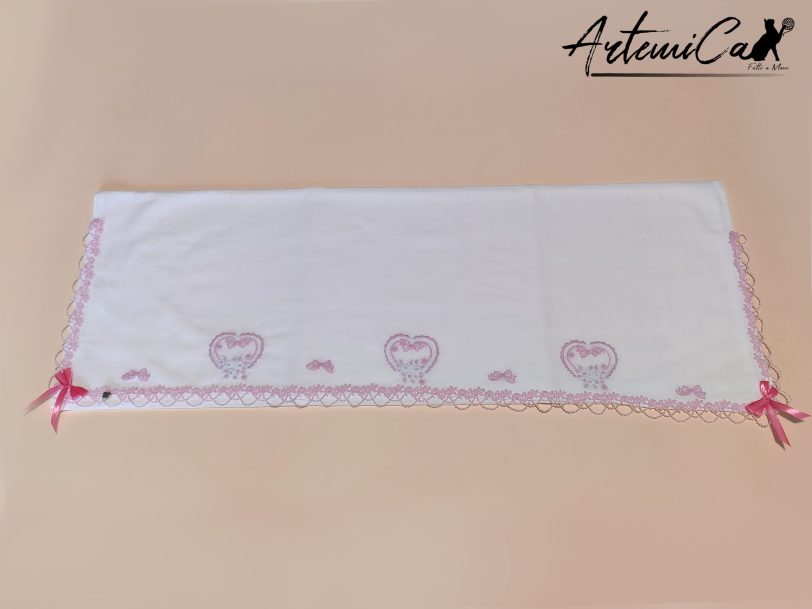 Incanto di Cuori: "Set Lenzuola e Copertina con Cuori e Margherite Ricamate a Mano