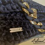 Pochette Regina della Notte: Borsa fatta a mano all'Uncinetto nera elegante con dettagli oro