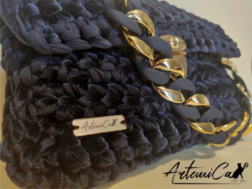 Clutch Velluto Noir et Or: Borsa Artigianale in Velluto Nero con Catena Dorata