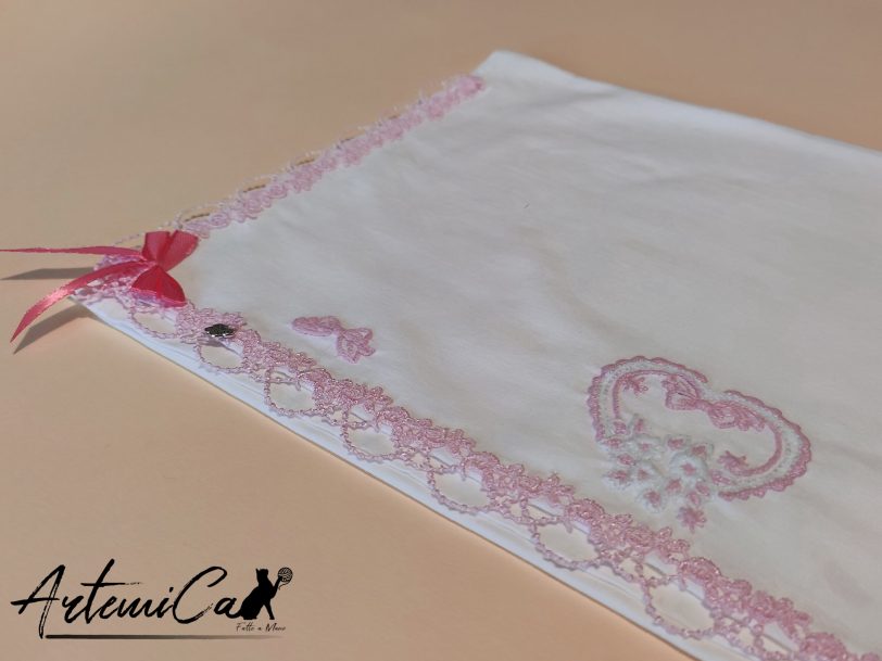 Incanto di Cuori: "Set Lenzuola e Copertina con Cuori e Margherite Ricamate a Mano
