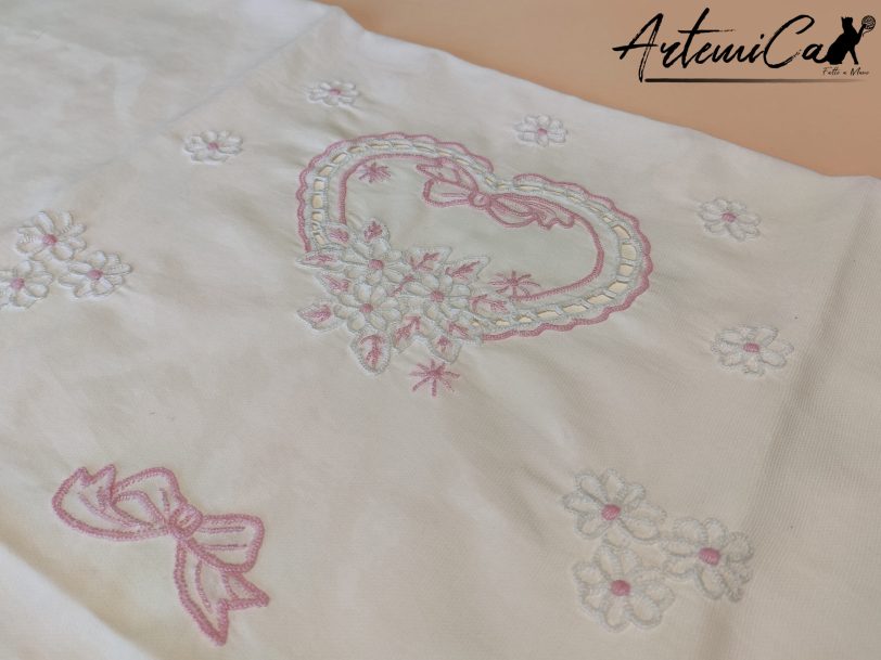 Incanto di Cuori: "Set Lenzuola e Copertina con Cuori e Margherite Ricamate a Mano
