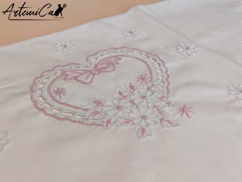 Incanto di Cuori: "Set Lenzuola e Copertina con Cuori e Margherite Ricamate a Mano