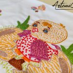 Pulcino Sogna Sogna: Set Copertina e Lenzuola Ricamati a Mano per Carrozzina