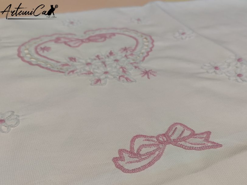 Incanto di Cuori: "Set Lenzuola e Copertina con Cuori e Margherite Ricamate a Mano