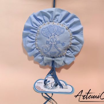 Fiocco di Cuori: Fiocco nascita azzurro Ricamato a Mano con dettagli artigianali