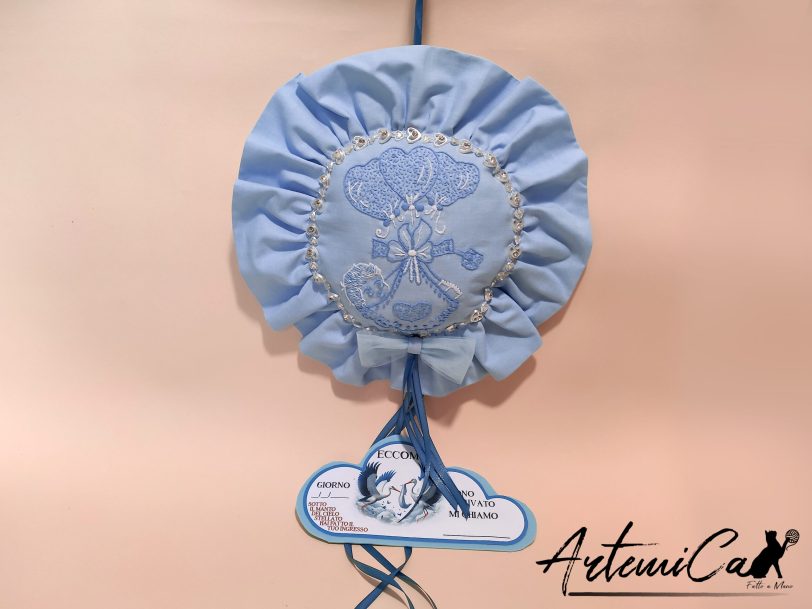 Fiocco di Cuori: Fiocco nascita azzurro Ricamato a Mano con dettagli artigianali