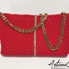 Rosso Diamante: Borsa Fatta a Mano all'Uncinetto con dettagli Luminosi e catena dorata