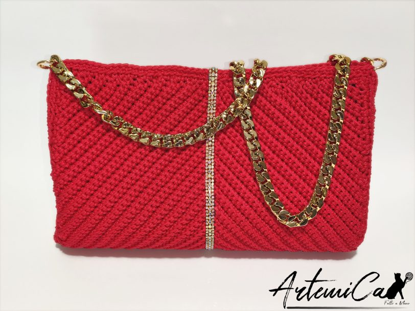 Rosso Diamante: Borsa Fatta a Mano all'Uncinetto con dettagli Luminosi e catena dorata