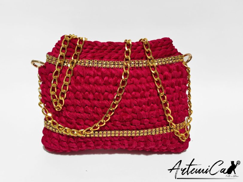 Clutch Fiamma Dorata: Borsa Fatta a Mano all'Uncinetto in Rosso con Strass e Catena dorata