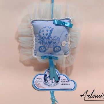 Puff di Cielo: Fiocco Nascita Azzurro Ricamato a Mano - Rendi unico questo momento Speciale